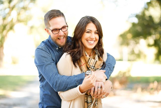 Setting and Achieving Relationship Goals hugging couple